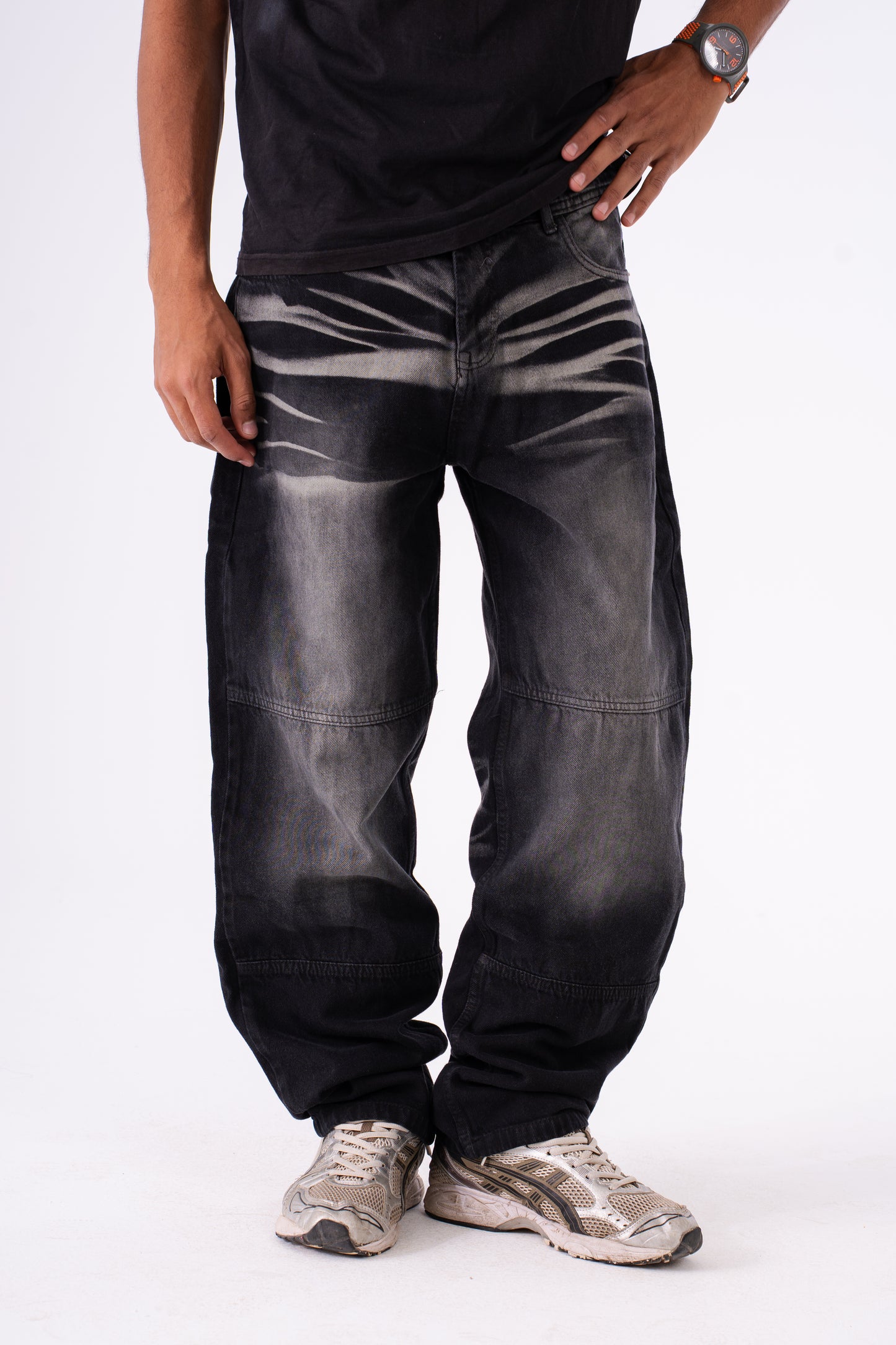SCRATCHED BLACK BAGGY DENIM